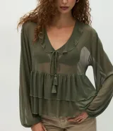 Blusa de tul transparente color verde oliva, con diseño de volados en el frente, escote en V con lazo y borlas decorativas, y mangas largas amplias con puños elásticos.