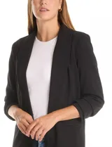 Blazer de crepe Dictionary, con cuello solapa, abertura frontal y mangas tres cuartos con detalle fruncido. Cuenta con bolsillos delanteros y forro interno.
