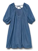 Vestido corto azul denim de corte suelto, con cuello redondo, mangas globo y lazo ajustable en el escote.