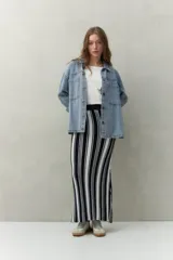 Falda midi de punto con rayas verticales en color negro y blanco.