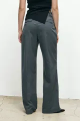 Pantalón de vestir color beige, de corte recto y tiro alto.