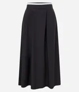 Pollera midi evasé color negro confeccionada en tricolina de algodón sostenible con elástico en la cintura y textura empapelada.