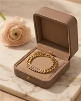 Pulsera de eslabones tipo cubana con baño de oro, decorada con incrustaciones de circonias en la parte superior de cada eslabón.