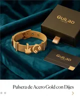 Pulsera de malla metálica con baño de oro, con dijes de guitarra y auriculares, y detalles de circonias en los extremos.