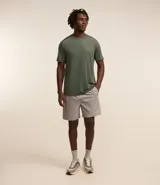 Remera deportiva masculina de manga corta con cuello redondo, confeccionada en tejido técnico con tecnología Dry para mayor transpirabilidad. Presenta detalles reflectantes en los hombros y un diseño liso en color verde melange.
