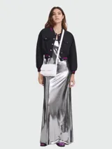 Bandolera Longchamp modelo Box-Trot S, color blanco con correa larga regulable. Presenta cierre con hebilla metálica con el logo de la marca.