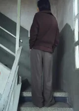 Pantalón de vestir tiro medio con diseño wide leg, pinzas en la parte delantera, bolsillos laterales y cierre con botón, gancho y cremallera.