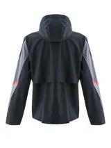 Campera deportiva Under Armour con capucha, confeccionada en tejido impermeable y transpirable con tecnología UA Storm. Presenta cierre frontal completo, bolsillos laterales con cremallera y detalles reflectantes en las mangas con diseño de líneas verticales.