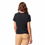 Remera negra Columbia modelo Ruby Springs Graphic con estampa frontal inspirada en la naturaleza, que incluye un pino, montañas y el nombre de la marca.