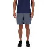 Short deportivo gris New Balance de 7 pulgadas con calzoncillo interno incorporado y logo reflectante en el lateral.