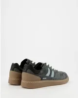 Sneakers Coolway modelo Goal en color gris oscuro, con detalles en celeste y suela de goma color caramelo. Presentan cordones blancos y el logo 'GOAL' en el lateral.