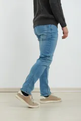 Pantalón de jean de corte skinny, color azul.