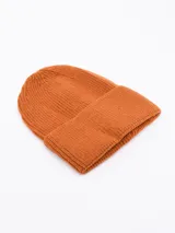 Gorro de lana color naranja ladrillo, tejido con punto acanalado y doblez en el borde.