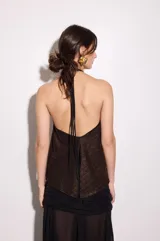 Top reversible de corte suelto y fluido, con tiras cruzadas al cuello y abertura frontal.