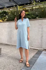 Vestido tejido color verde menta, con escote partido, mangas cortas y aberturas laterales.