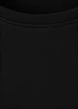 Camiseta básica de algodón color negro, con mangas cortas y cuello redondo.