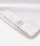 Remera de corte oversized confeccionada en algodón, con cuello redondo y mangas cortas. Presenta un bordado frontal con la palabra Earth en letras estilizadas.