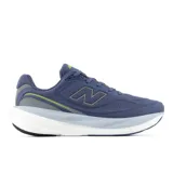 Championes de running New Balance 1080 v15 para hombre, de color azul con entresuela gruesa en tonos blanco y gris, y detalles en verde lima y gris reflectante. Incorporan parte superior de malla transpirable y tecnología de amortiguación Infinion.