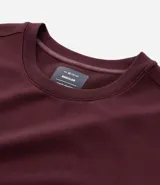 Buzo deportivo color verde claro, de manga larga y cuello redondo. Confeccionado en tejido de poliéster, viscosa y elastano.