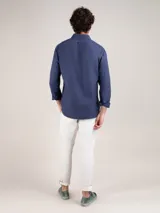 Camisa lisa de hombre confeccionada en algodón, tintada en prenda con acabado vintage. Presenta corte regular fit, cuello buttondown, cierre frontal de botones, manga larga con puño simple y logo bordado en el pecho.