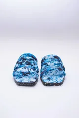 Sandalias planas con capellada de algodón estampada con diseño batik en tonos rosa y negro. Suela de neumáticos reciclados.