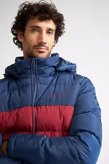 Campera puffer de nylon con diseño bicolor en negro y verde oliva. Cuenta con cierre frontal completo, capucha desmontable y logo de la marca estampado en el pecho.