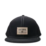 Gorra tipo snapback color negro con costuras en contraste color blanco y parche rectangular con logo de la marca en el frente.