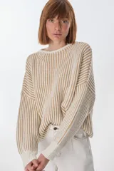 Sweater de punto color crudo con rayas verticales color beige.