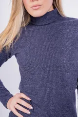 Minivestido negro de punto con cuello alto y mangas largas. Cinturón de cuero sintético con apliques metálicos.