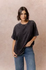 Remera de algodón con efecto lavado, de corte oversize, con cuello redondo y mangas cortas amplias.