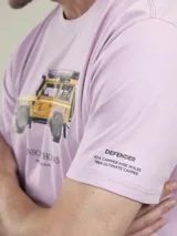 Remera de algodón color lila con estampa de un Land Rover Defender amarillo y el logo de la marca Benson & Thomas.