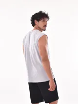 Musculosa sin mangas color gris melange, con cuello redondo y corte oversize. Presenta un estampado frontal con texto en tipografía estilo 'hot rod' y un coche antiguo.