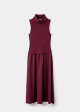 Vestido midi de diseño combinado en color bordó. Presenta un cuerpo sin mangas con cuello embudo y una falda de corte recto con caída fluida.