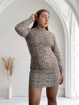 Vestido corto ajustado de lanilla con estampado animal print, cuello alto y mangas largas.