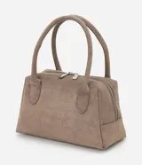 Cartera satchel mediana de Satinato, confeccionada en material sintético con textura de gamuza y efecto crocco. Presenta un diseño rectangular estructurado con asas fijas, cierre de cremallera doble metálico y correa larga desmontable.