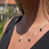 Collar de plata 925 con cadena de eslabones y dijes colgantes de espinela negra redondos y estrellas caladas.