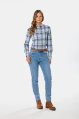 Pantalón jean skinny de tiro alto, color celeste claro, con bolsillos delanteros y traseros, y presillas para cinturón.