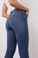 Pantalón de jean skinny de tiro alto, color azul oscuro.