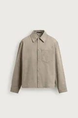 Sobrecamisa boxy fit de hombre confeccionada en tejido efecto ante color beige, con cuello solapa, manga larga con puño abotonado, bolsillo de parche en el pecho y cierre frontal con botones a presión ocultos.