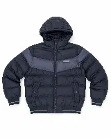 Campera puffer con capucha, diseño en bloques de color azul marino y gris oscuro, cierre frontal, bolsillos laterales y puños y cintura tejidos con detalle de línea verde.