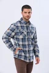Campera tipo leñadora de viyela a cuadros, con interior forrado en corderito para mayor abrigo. Presenta cierre frontal con botones, cuello clásico y dos bolsillos frontales con solapa y botón.