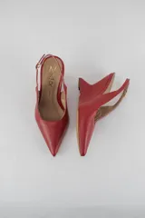 Zapatos de tacón cuña estructural color negro, con punta fina cerrada, diseño descalzo y tira ajustable al talón.