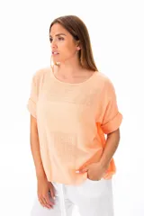 Blusa color coral claro de viscosa con escote redondo y mangas cortas con dobladillo.