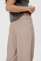 Pantalón sastrero negro de pierna amplia, tiro medio, con cintura con pasacintos, bolsillos laterales y cierre frontal con botón y cremallera.