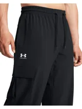Pantalón cargo Under Armour Woven para hombre, color negro, de corte ajustado con bolsillos laterales y logo de la marca en la pierna izquierda.