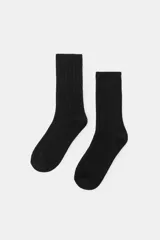 Par de calcetines de caña media con diseño acanalado, confeccionados en tejido suave de color marrón.