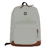 Mochila gris con base de cuero marrón, bolsillo frontal con cierre y logo estampado en blanco.