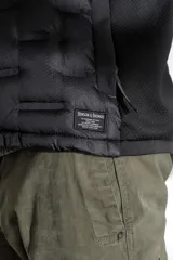 Campera puffer negra con capucha, diseño de costuras horizontales y verticales que crean un efecto de bloques, cierre frontal completo y bolsillos laterales.