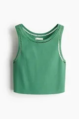 Musculosa cropped de punto acanalado color verde, con corte ajustado y detalles de encaje en escalera en el escote y las sisas.