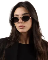 Lentes de sol ovalados con marco dorado y lentes oscuros.